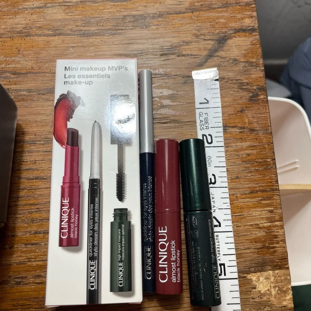 Clinique Mini makeup MVPs Les essentiels lipstick eyeliner mascara fan favorites - Picture 5 of 13